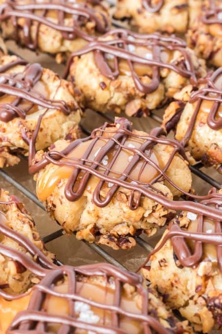 Shortbread cookies with salted caramel and chocolate.