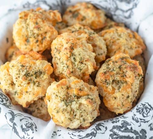 https://www.365daysofbakingandmore.com/wp-content/uploads/2014/03/Cheddar-Bay-Biscuits-FEATURE-500x453.jpg