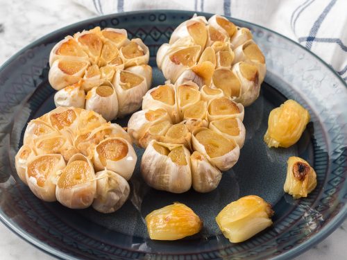 https://www.365daysofbakingandmore.com/wp-content/uploads/2023/02/How-to-Roast-Garlic-1-500x375.jpg