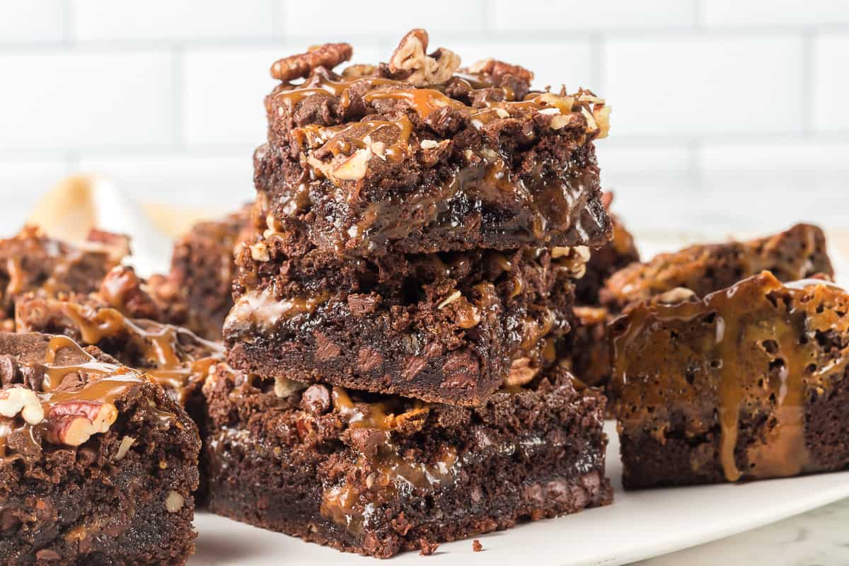 https://www.365daysofbakingandmore.com/wp-content/uploads/2023/02/Turtle-Ooey-Gooey-Bars-1.jpg