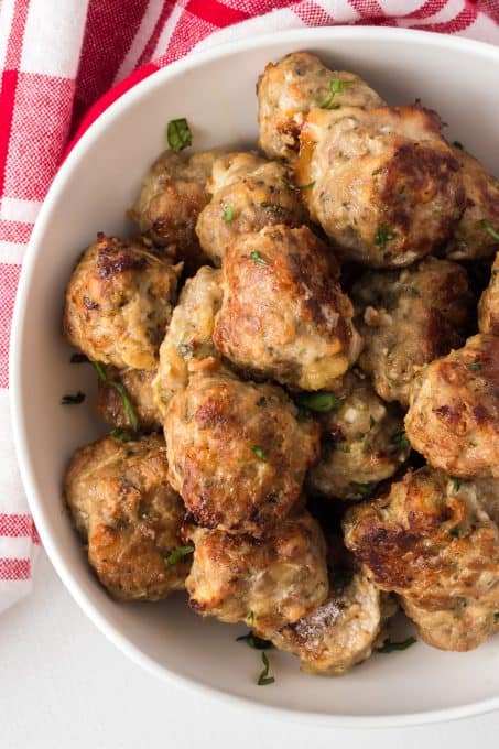 A bowl of easy meatballs made at home.