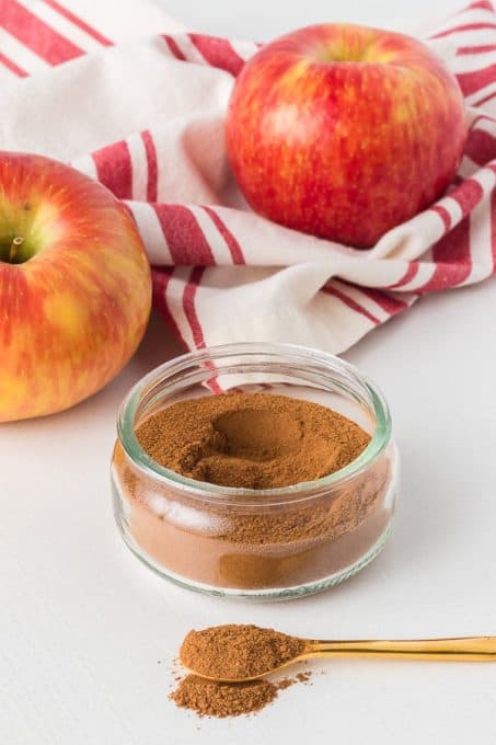 Homemade spice mix for recipes with apple.