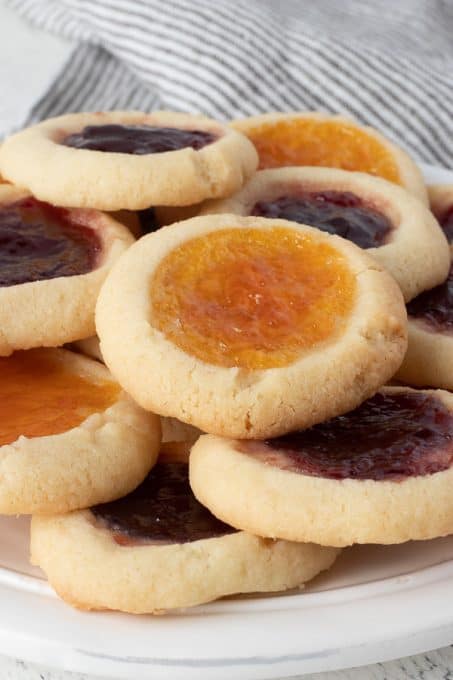 Cookies filled with fruit preserves.